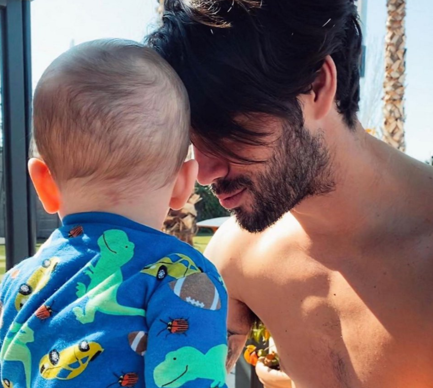 Isco Alarcón chia sẻ khoảnh khắc hạnh phúc bên cạnh con trai giữa cảnh dịch bùng phát mạnh ở Tây Ban Nha.