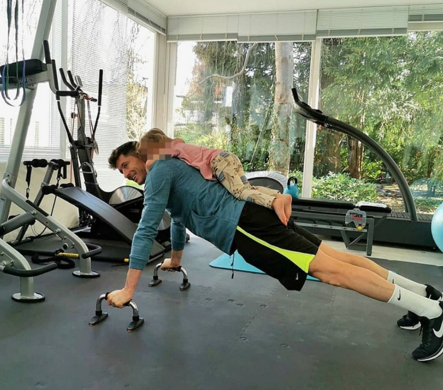 Robert Lewandowski hào hứng tập luyện bên cạnh cô con gái nhỏ.