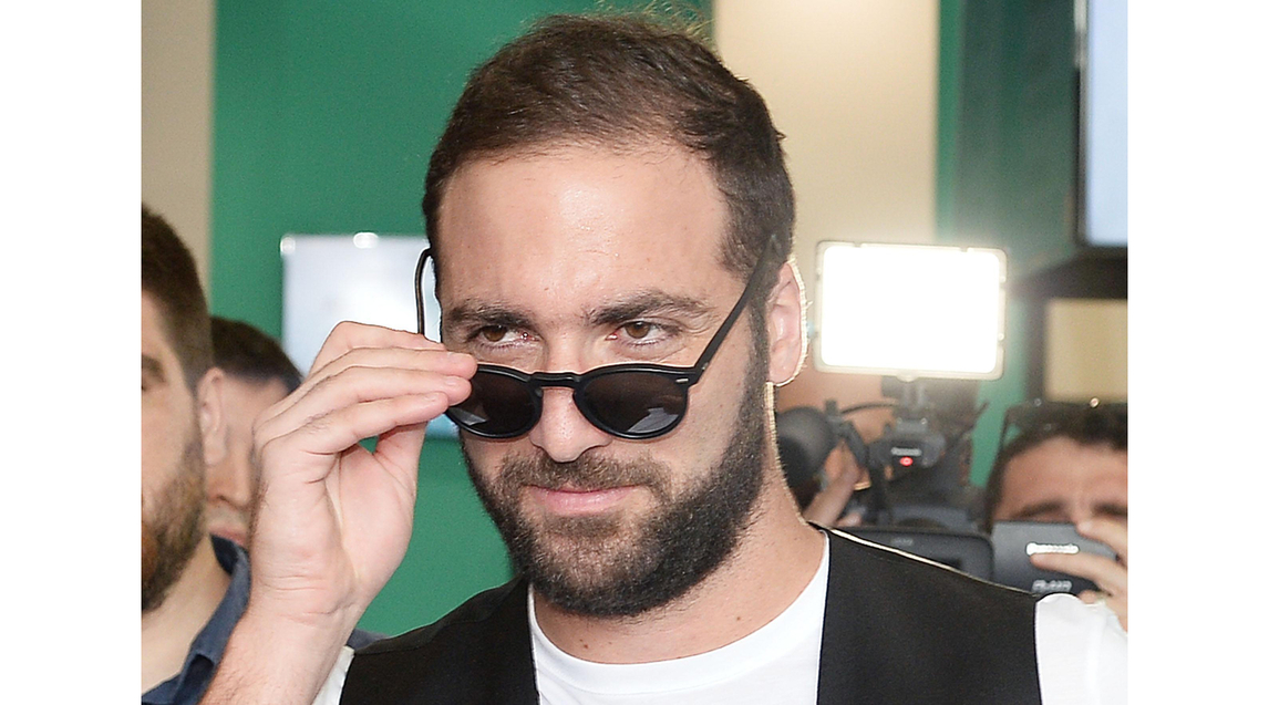 Higuain thi đấu cho Juve từ năm 2016 và anh đã phá kỷ lục ghi bàn tại Serie A với 101 bàn thắng