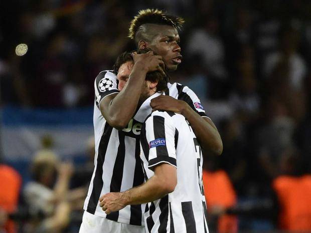 Tựa vào vai Pogba và khóc
