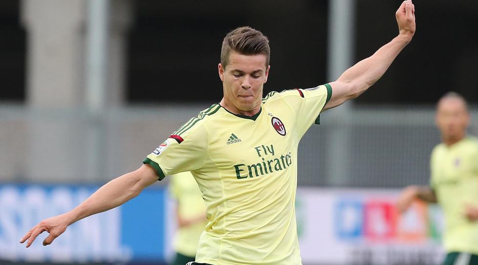 Chiếc áo vàng sữa và viền xanh lá của AC Milan mùa 2014/15 có vẻ quá nhạt nhòa và thiếu cá tính.