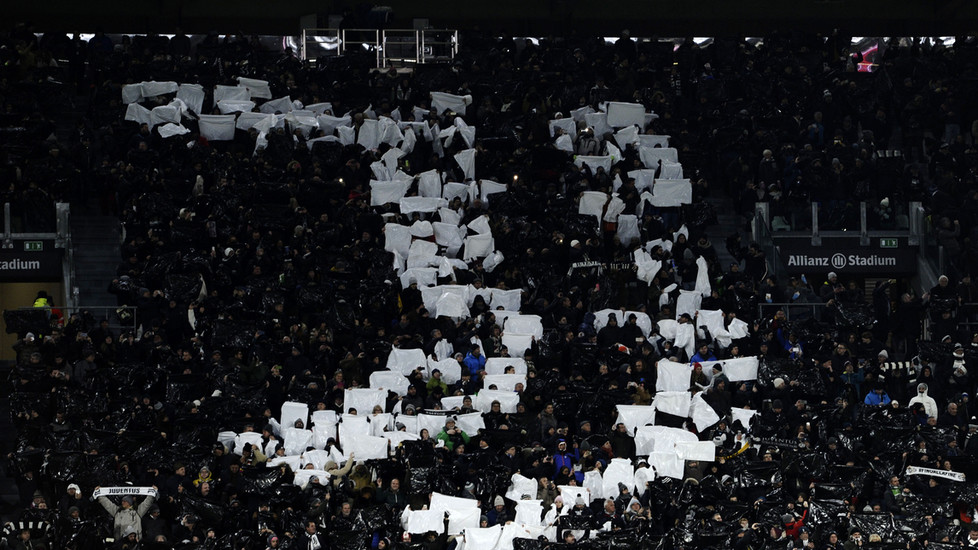 Các fan Juve giơ vải trắng ghép thành hình biểu tượng đội bóng với hai mảng màu đen trắng.