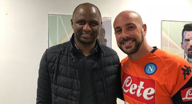 Huyền thoại Arsenal từ Mỹ sang Napoli... selfie với cầu thủ - Bóng Đá