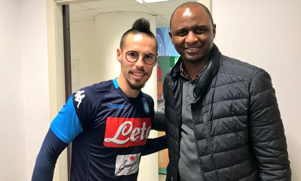 Huyền thoại Arsenal từ Mỹ sang Napoli... selfie với cầu thủ - Bóng Đá
