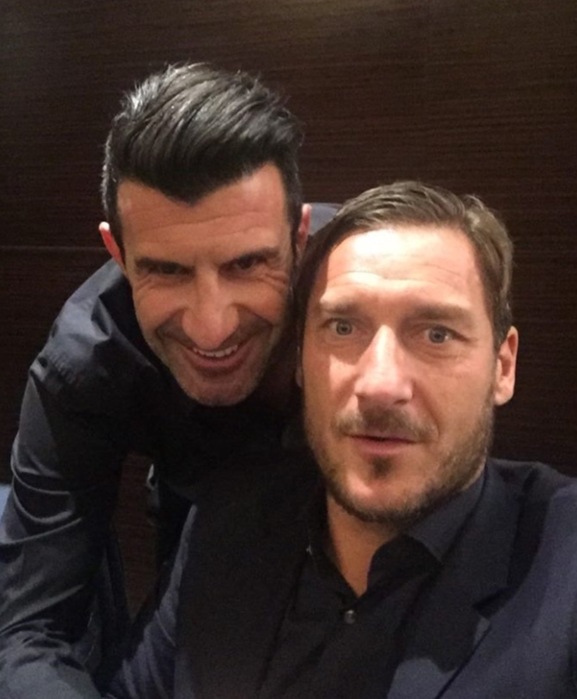 Lại trổ tài tự sướng để thông báo với các fan tại quê nhà về sự kiện trọng đại này.