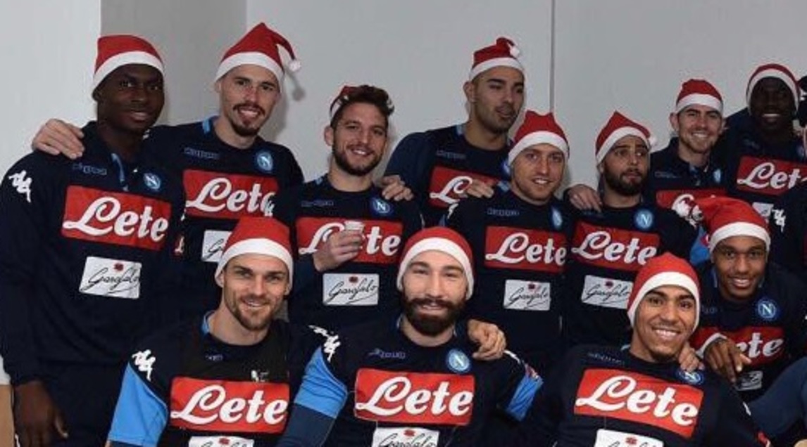Các cầu thủ của napoli đội mũ ông gài Noel để chụp hình tập thể.