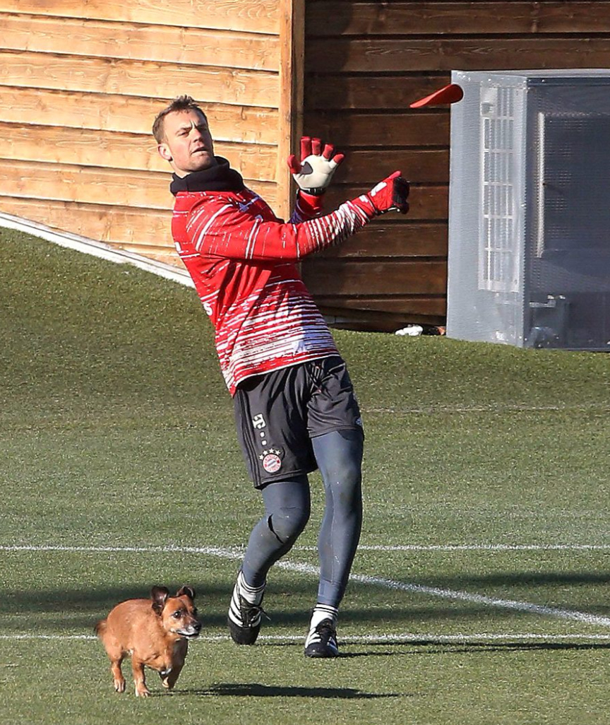 Cando hào hứng vui đùa cùng thủ môn Manuel Neuer.