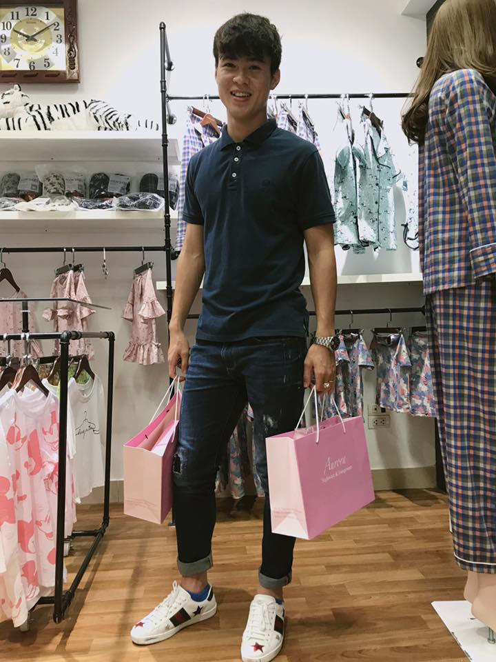 Duy Mạnh luôn biết cách phối đồ với màu đen nhưng vẫn tạo nên sự trẻ trung vốn có.