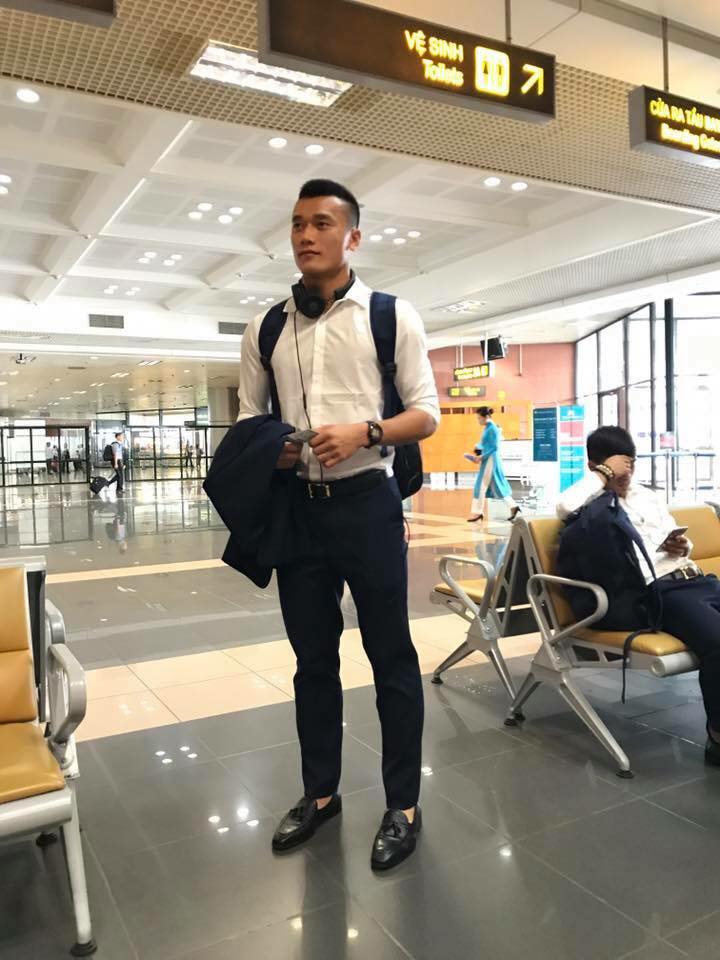 Ngoài sự bụi bặm khi đi chơi cùng bạn bè, thủ môn của U23 Việt Nam cũng chọn cho mình phong cách lịch lãm chuẩn quí ông thanh lịch.