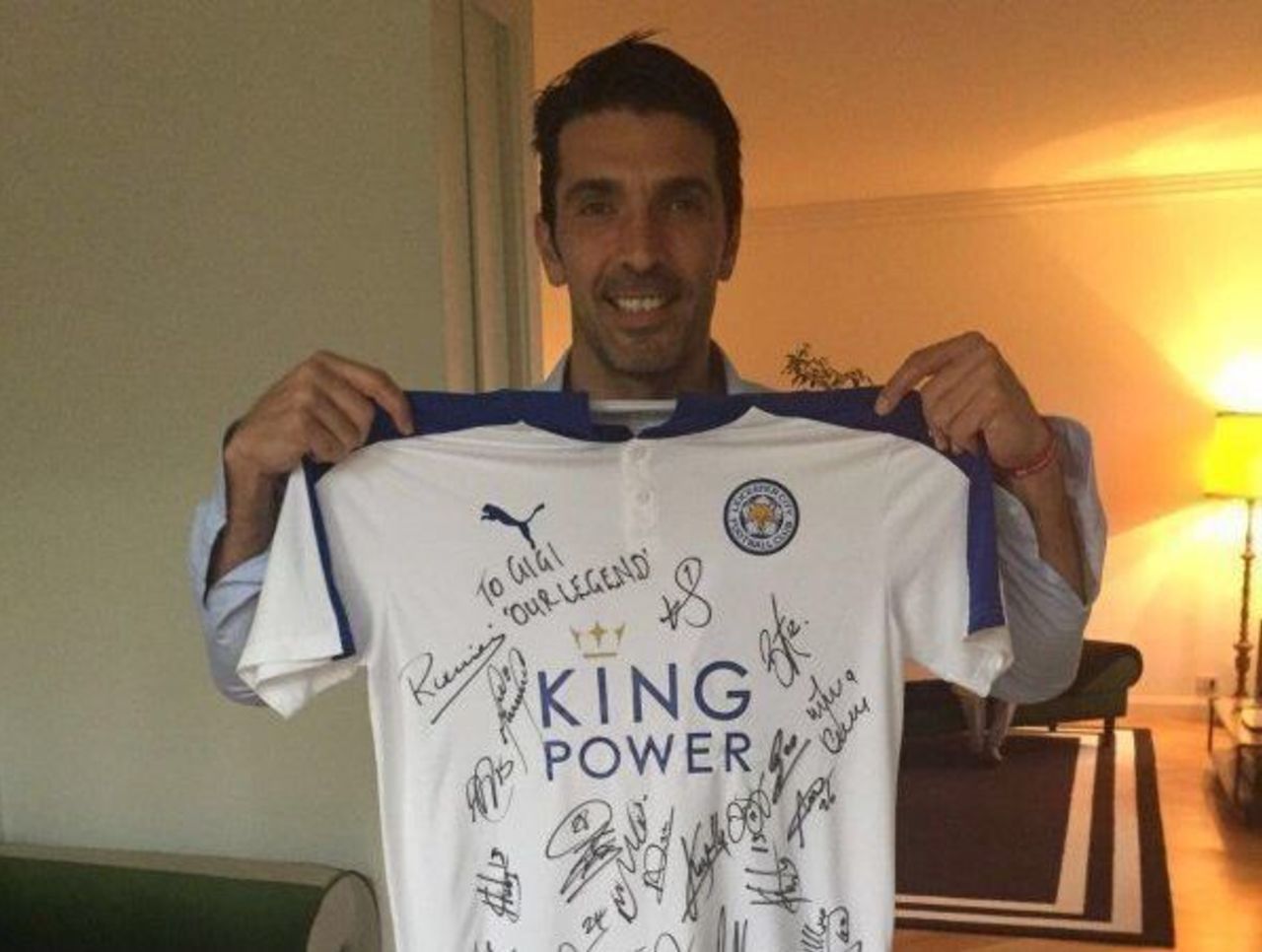 Buffon và chiếc áo đấu của Leicester.