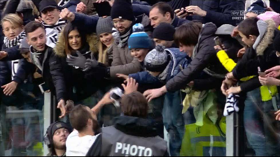 Higuain bắt chước Hazard tặng áo theo yêu cầu từ fan nhí - Bóng Đá