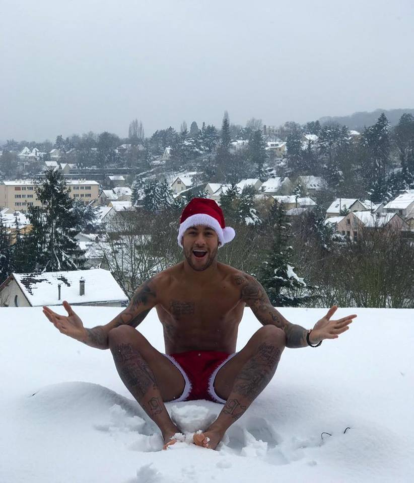 Neymar cởi trần hóa ông già Noel giữa Paris lạnh giá - Bóng Đá