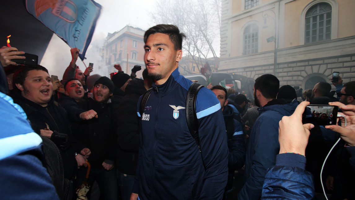 Sao Lazio gượng cười khi bị fan 'đè đầu cưỡi cổ'  - Bóng Đá