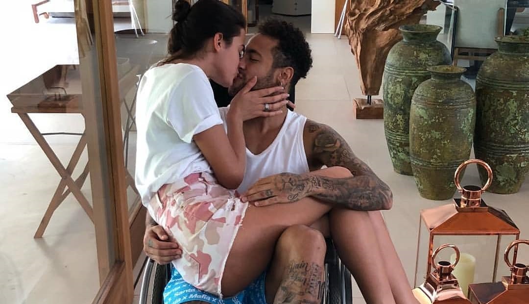Neymar được người yêu tiếp lửa trước khi lên bàn mổ - Bóng Đá
