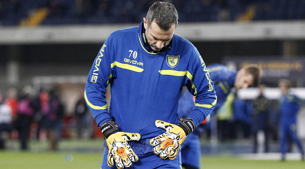 Thủ môn Chievo đeo găng tay hổ dữ để tưởng nhớ Astori - Bóng Đá