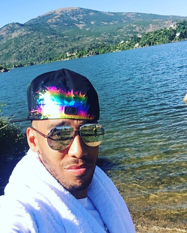 Cũng chiếc kính và nón cầu vồng đã tạo nên sự tinh nghịch trên nền trắng của áo.