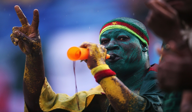 Fan hóa trang thành dân của bộ lạc tại World Cup 2014 tại Brazil.