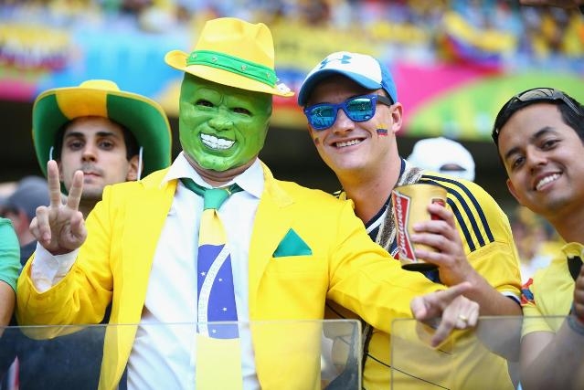 CĐV hóa trang thành nhân vật siêu anh hùng Hulk.