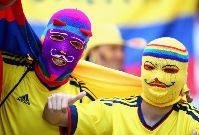 Fan Colombia lấy vớ trùm lên đầu.