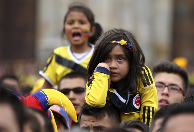 Cô bé đáng yêu chăm chú xem tuyển Colombia thi đấu.