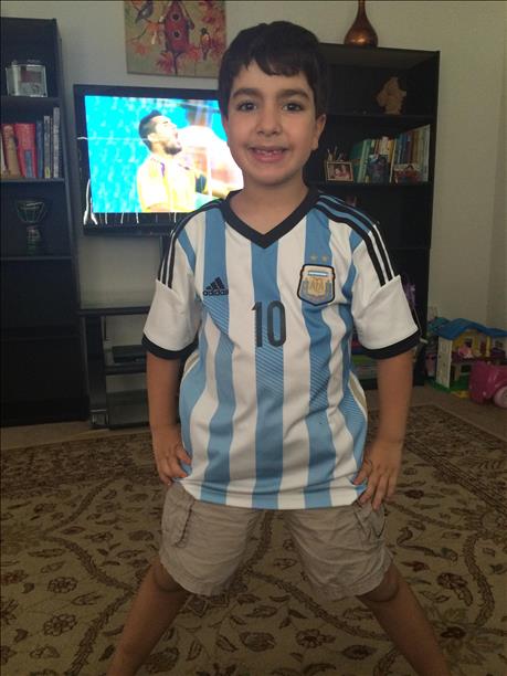 Fan nhí của chú Leo Messi đã sẵn sàng cháy hết mình.
