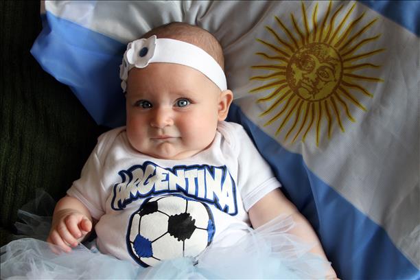 Chú bé fan Argentina được trang bị quốc kỳ vào áo cổ động cực chất.