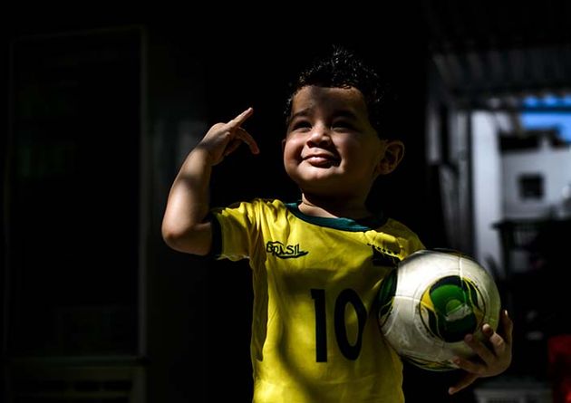 Cậu nhóc fan cuồng Brazil.