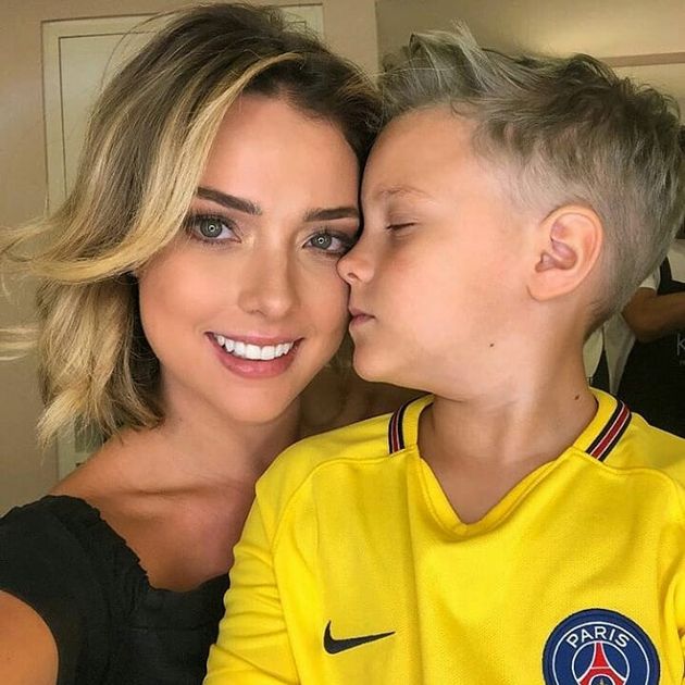 Carolina là bạn gái chính thức đầu tiên của Neymar. Hai người yêu nhau từ năm 2010 và có 1 đứa con chung. Nhưng đến năm 2011 thì cặp đôi đã đường ai nấy đi.