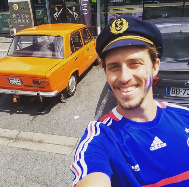 Bất ngờ với chàng blogger vượt 3 ngàn cây số đến Nga hết mình vì tuyển Pháp - Bóng Đá