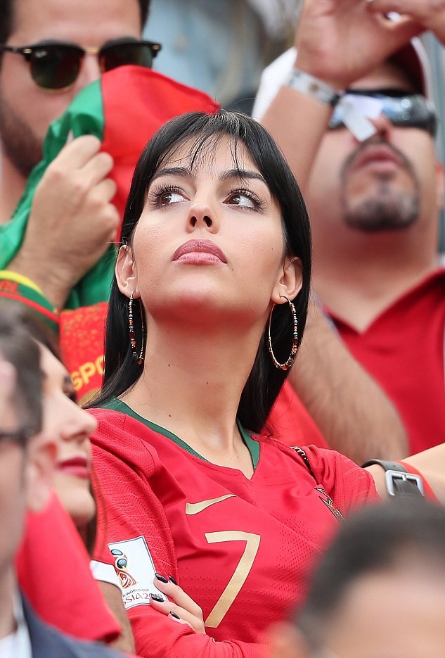 Bạn gái Ronaldo, Georgina Rodriguez nổi bần bật giữa dàn CĐV Bồ Đào Nha - Bóng Đá