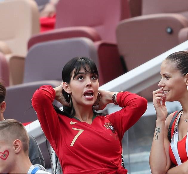 Bạn gái Ronaldo, Georgina Rodriguez nổi bần bật giữa dàn CĐV Bồ Đào Nha - Bóng Đá
