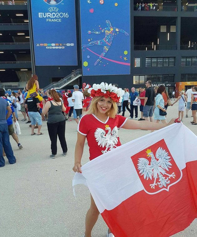 Ngắm dàn mỹ nữ đẹp ngút trời cổ vũ Ba Lan - Bóng Đá