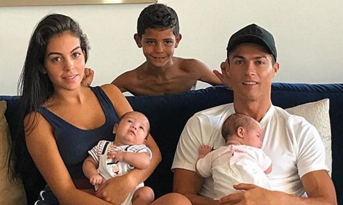Giải mã bí mật gia đình của Cristiano Ronaldo - Bóng Đá