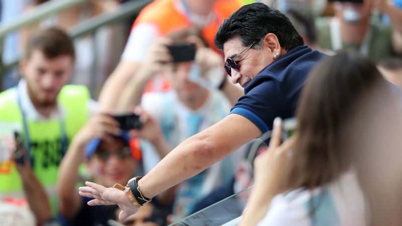 Maradona đã trở lại trên khán đài trận Pháp - Argentina - Bóng Đá
