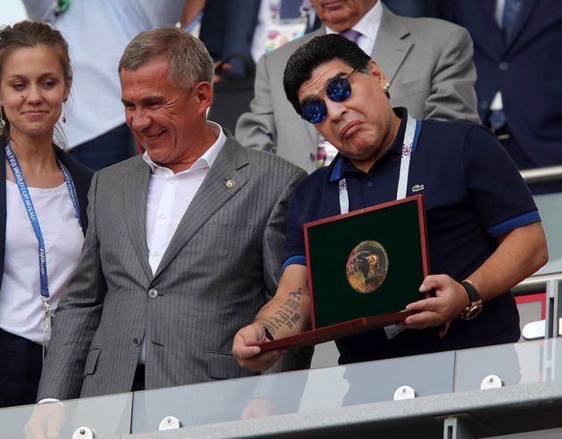 Diego Maradona nhiệt huyết hết cỡ trên khán đài - Bóng Đá