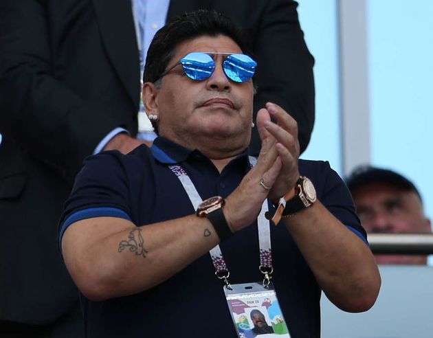Diego Maradona nhiệt huyết hết cỡ trên khán đài - Bóng Đá