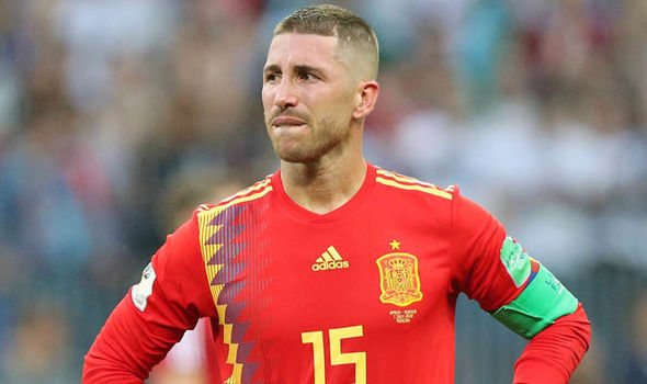 Tây Ban Nha bị loại, fan cuồng cạo đầu Ramos để rửa hận - Bóng Đá