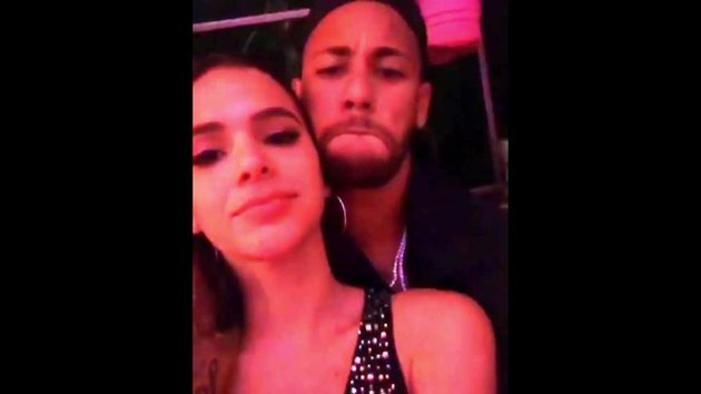 Neymar đã tặng quà độc cho người yêu.