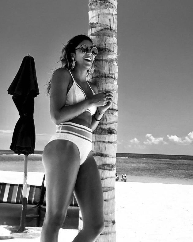 Bỏng mắt với loạt ảnh kỳ nghỉ Hè thiếu vải của vợ cũ James Rodriguez - Bóng Đá