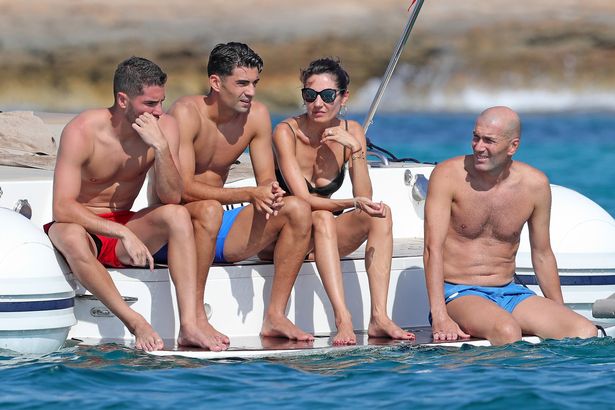 Tạm quên Man United, Zidane điệu đà tắm nắng - Bóng Đá