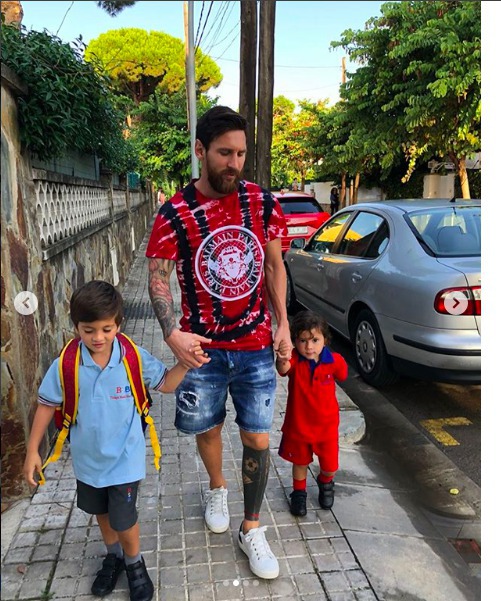 Dạo phố cùng con, Messi khiến fan 'bật ngửa' - Bóng Đá