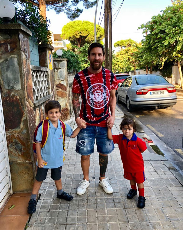 Dạo phố cùng con, Messi khiến fan 'bật ngửa' - Bóng Đá
