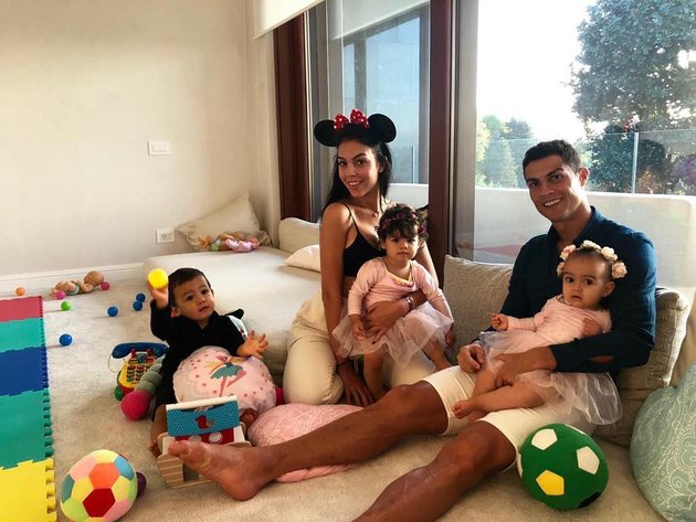 Không lên tuyển, Ronaldo đi đâu làm gì? - Bóng Đá