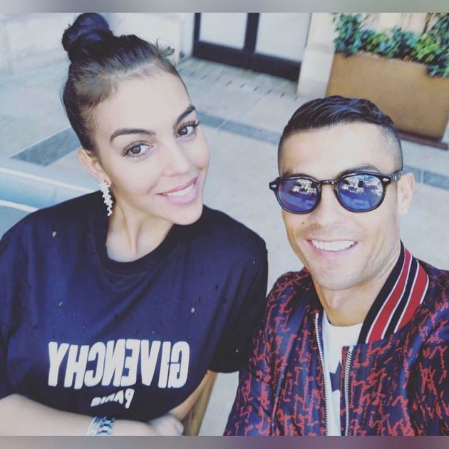 Luôn có bạn gái bên cạnh.