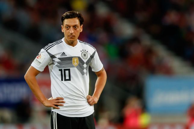Mesut Ozil chọn tuyển Đức vì... 'nụ cười tủm tìm trong giấc mơ' - Bóng Đá