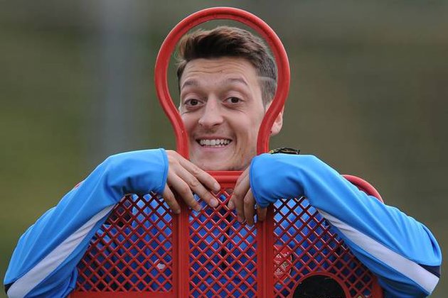 Ozil trổ tài chọc ghẹo đồng đội và cái kết hài hước - Bóng Đá