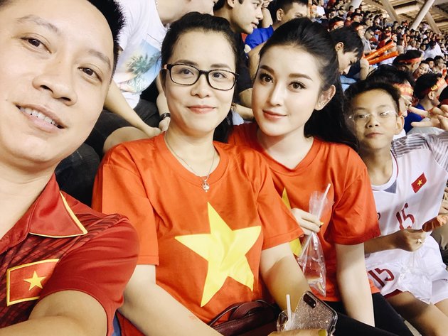 Á hậu Huyền My nhí nhảnh cổ vũ tuyển Việt Nam trên khán đài Mỹ Đình - Bóng Đá