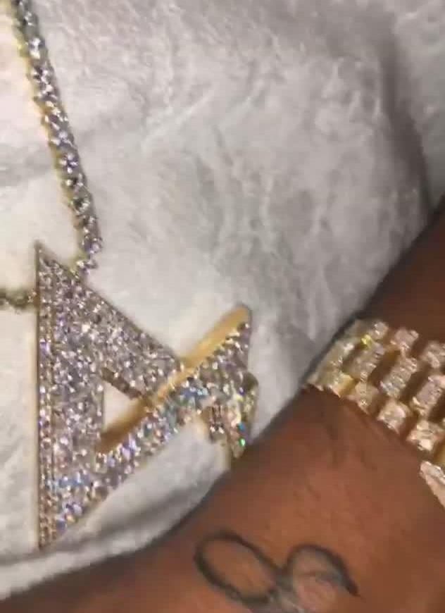 Dây chuyền lấp lánh.