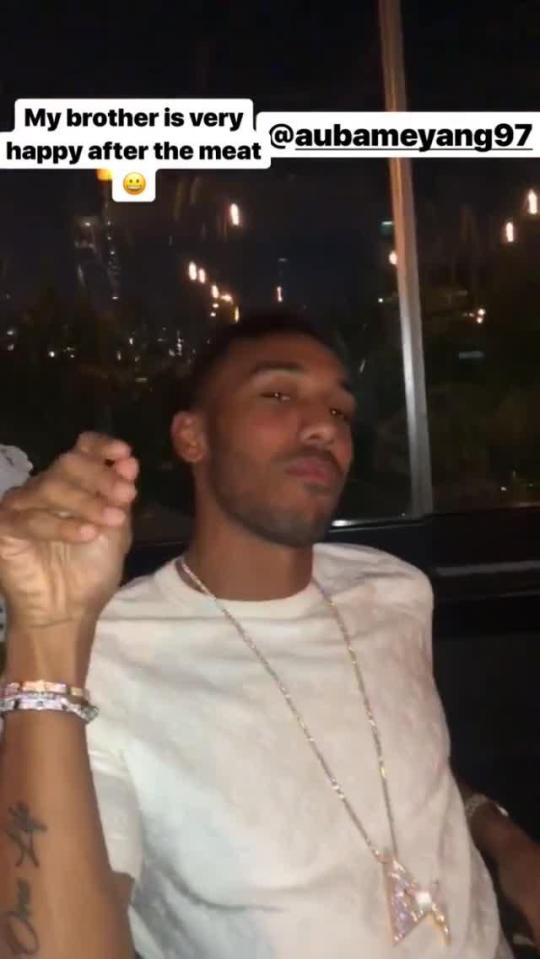 Màn khoe của hoành tráng.