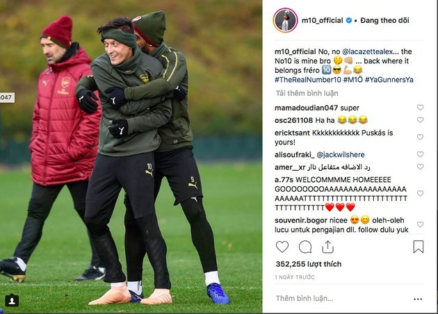 Ozil đã đáp trả người anh em một cách hài hước.